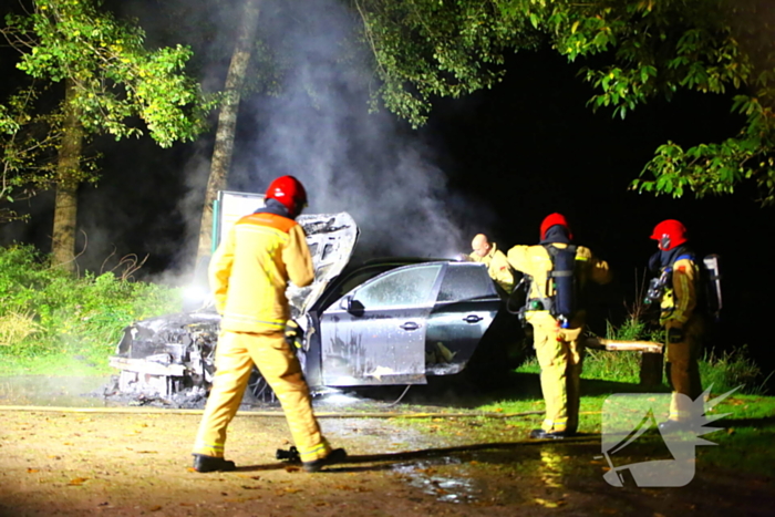 Personenauto zwaar beschadigd door brand