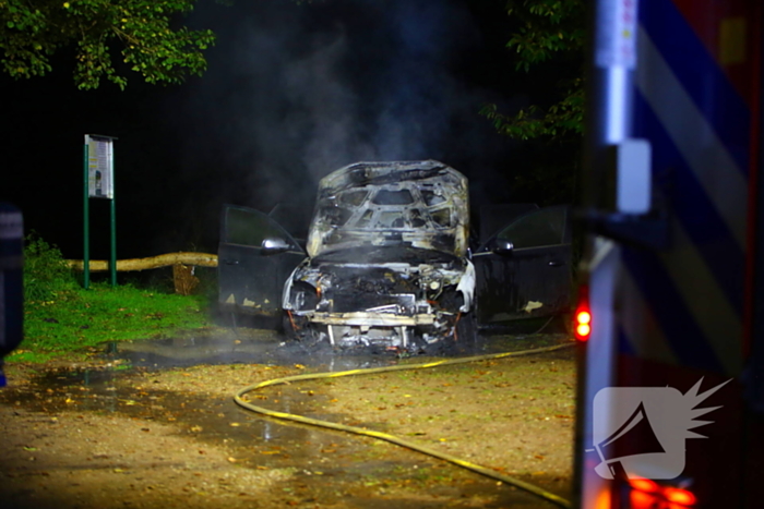 Personenauto zwaar beschadigd door brand