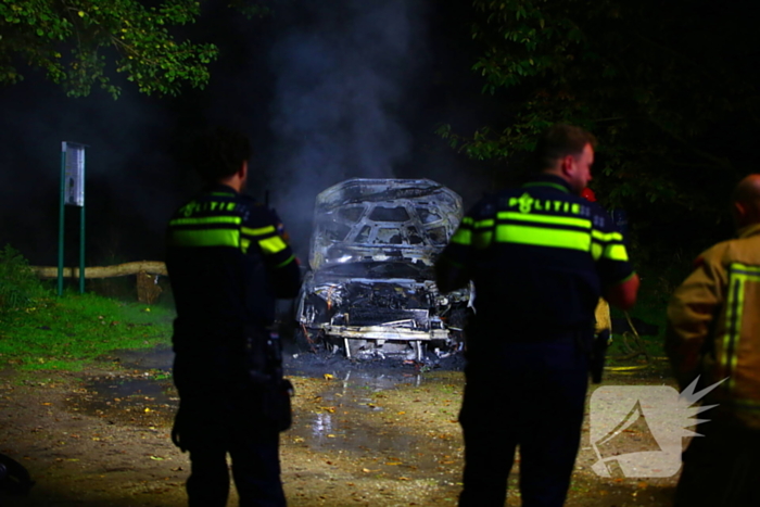 Personenauto zwaar beschadigd door brand