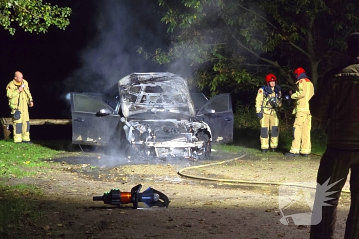 Personenauto zwaar beschadigd door brand