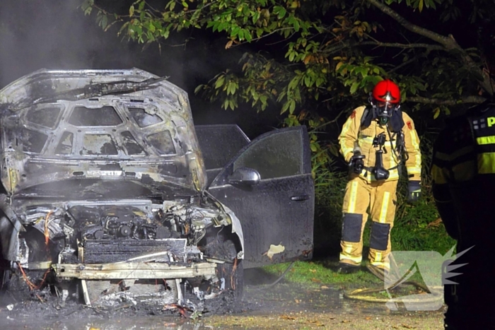 Personenauto zwaar beschadigd door brand