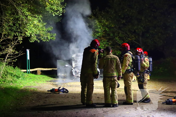 Personenauto zwaar beschadigd door brand