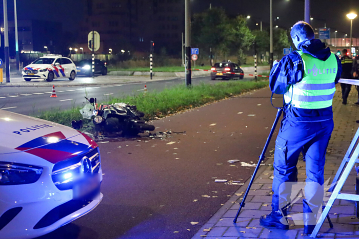 Twee scooterrijders zwaargewond bij aanrijding