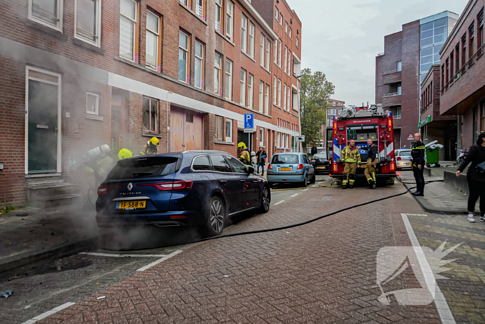 Scooter en auto beschadigd door brand