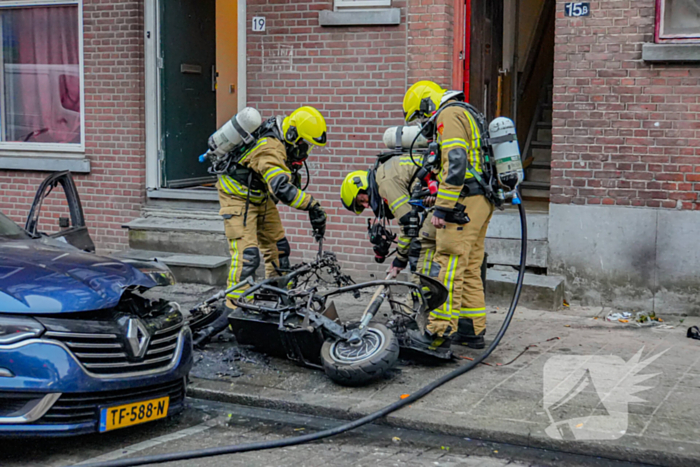 Scooter en auto beschadigd door brand