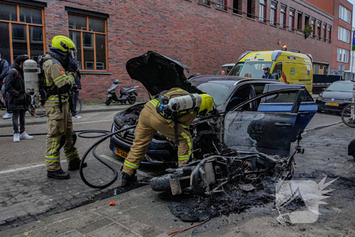 Scooter en auto beschadigd door brand