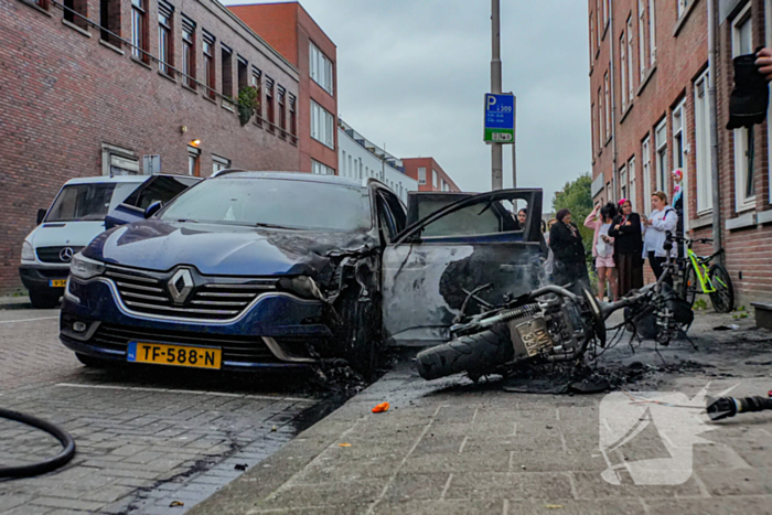 Scooter en auto beschadigd door brand