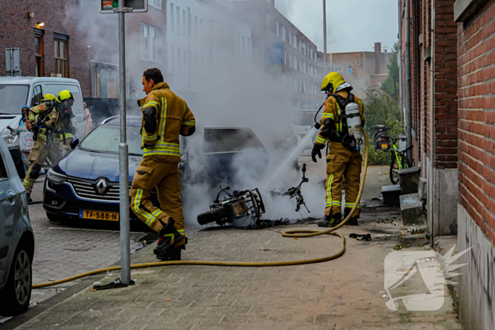 Scooter en auto beschadigd door brand