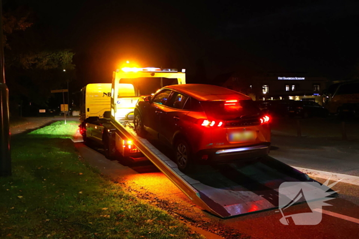 Automobilist knalt tegen verkeerspaal