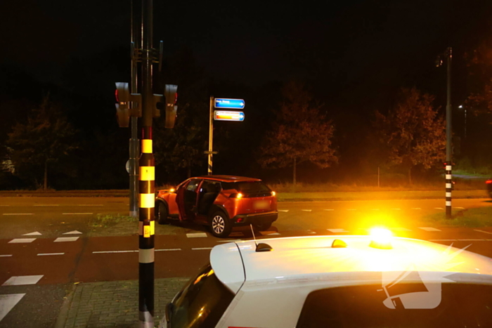 Automobilist knalt tegen verkeerspaal