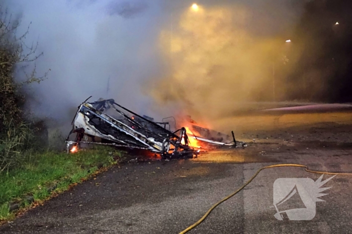 Caravan volledig uitgebrand langs weg