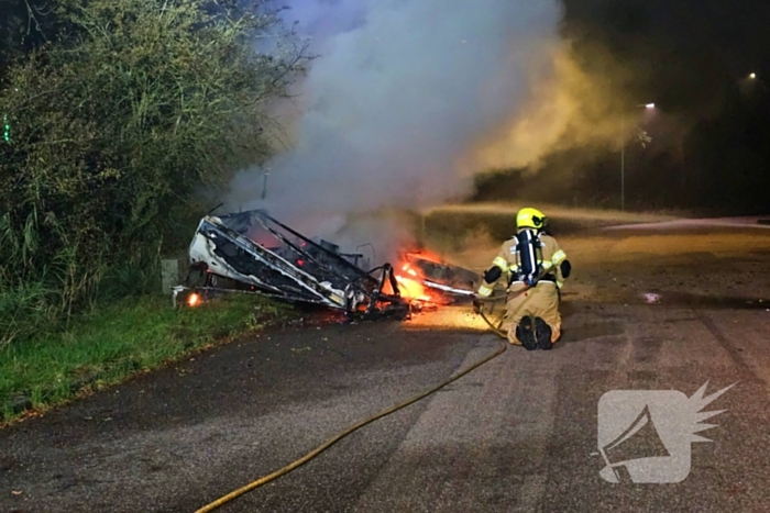 Caravan volledig uitgebrand langs weg