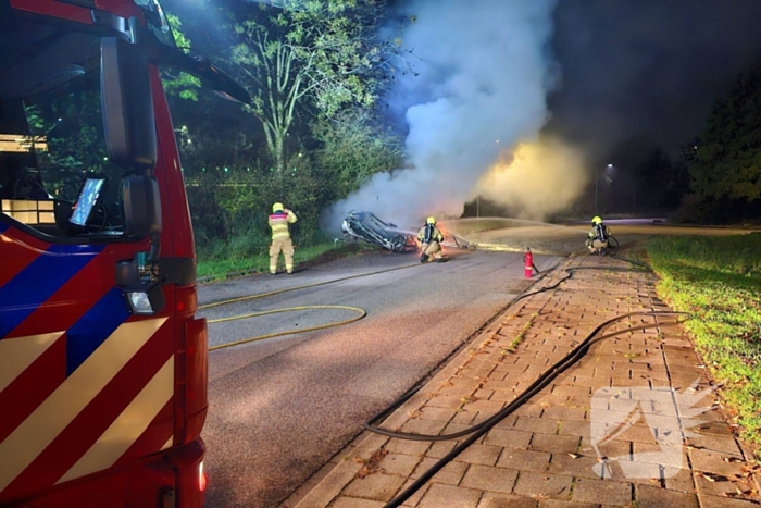 Caravan volledig uitgebrand langs weg