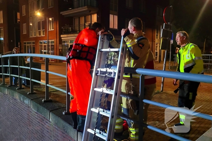 Brandweer redt kat uit water