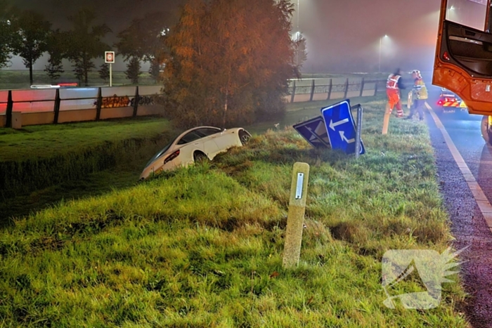 Automobilist belandt naast oprit