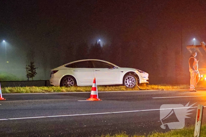 Automobilist belandt naast oprit