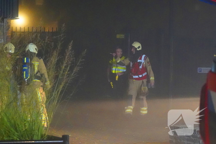 Brandweer in actie na brandalarm en brandlucht in politiebureau