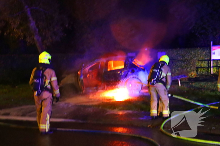 Auto uitgebrand na crash tegen boom