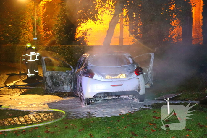 Auto uitgebrand na crash tegen boom