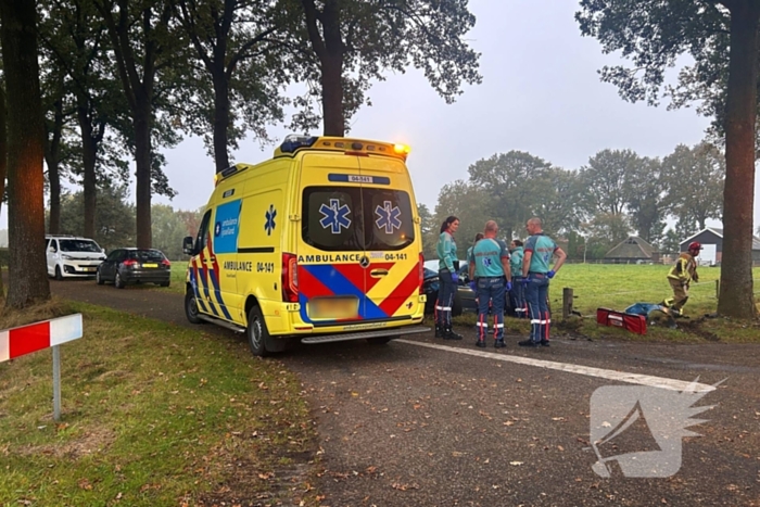 Gewonde en ravage na botsing, auto belandt op zijkant