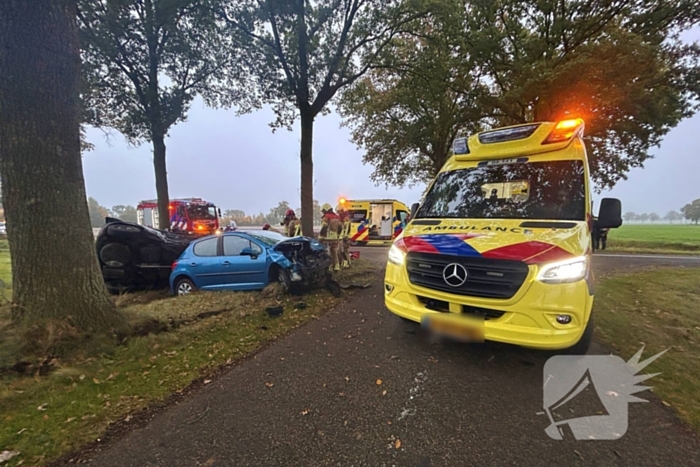 Gewonde en ravage na botsing, auto belandt op zijkant