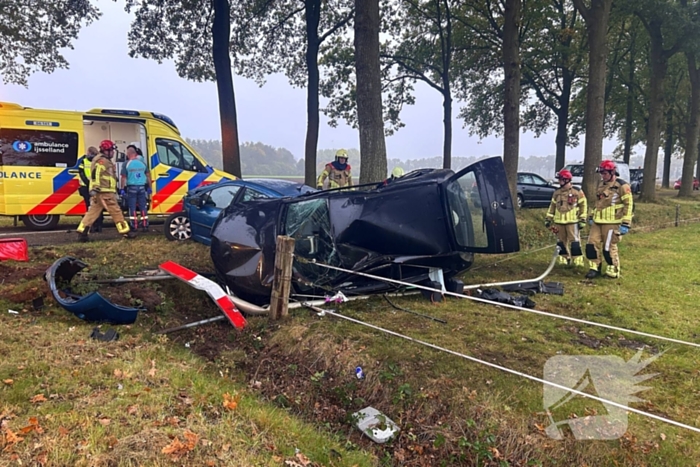 Gewonde en ravage na botsing, auto belandt op zijkant