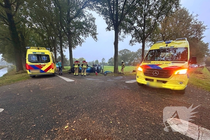 Gewonde en ravage na botsing, auto belandt op zijkant