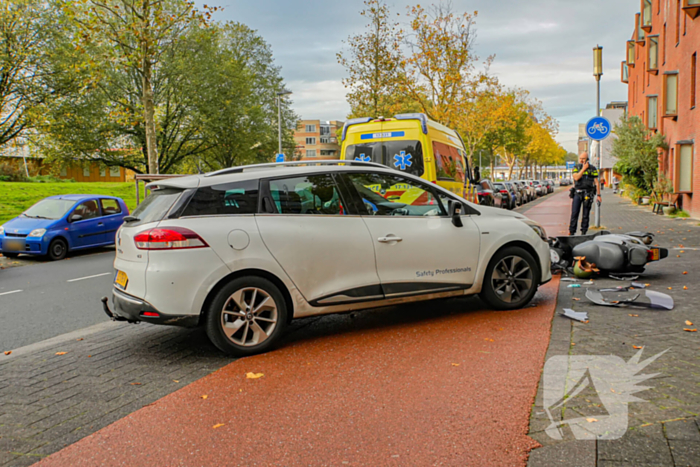 Scooterrijder gewond bij aanrijding met auto