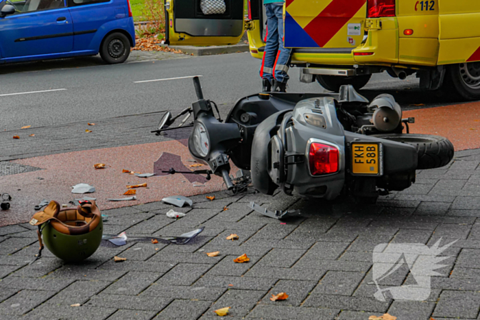 Scooterrijder gewond bij aanrijding met auto