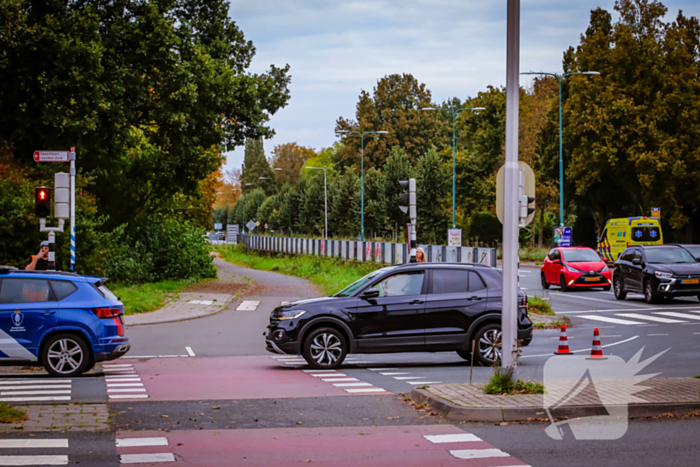 Twee personenwagens botsen op kruispunt