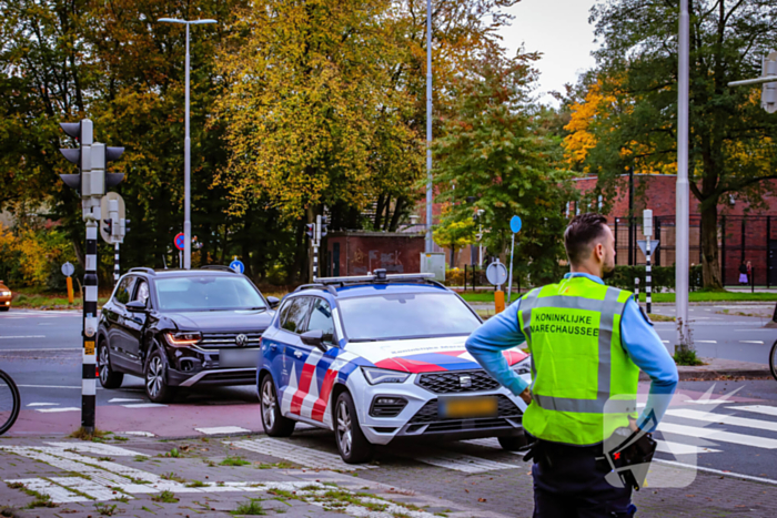 Twee personenwagens botsen op kruispunt