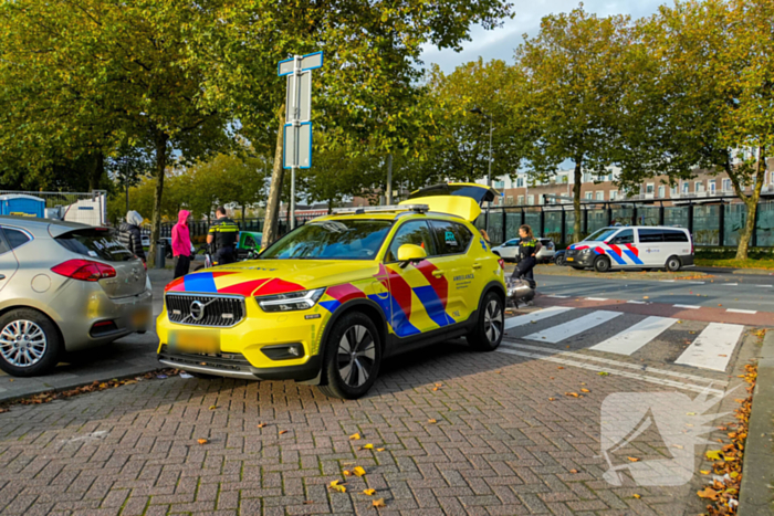 Scooterrijder knalt in flank van auto