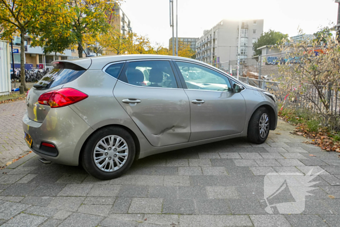 Scooterrijder knalt in flank van auto