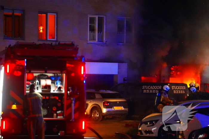 Metershoge vlammen bij uitslaande woningbrand