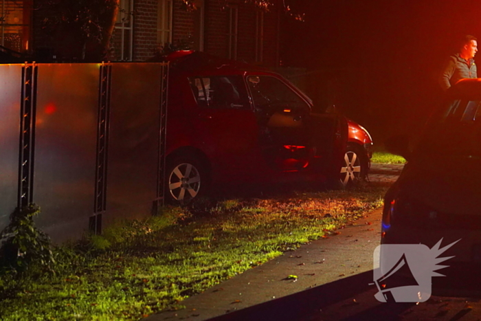 Auto raakt van de weg, botst tegen boom en eindigt in voortuin