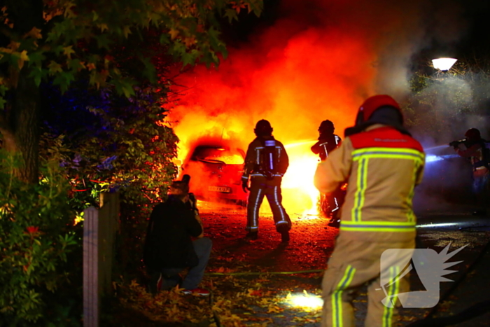 Twee voertuigen door brand verwoest op parkeerplaats