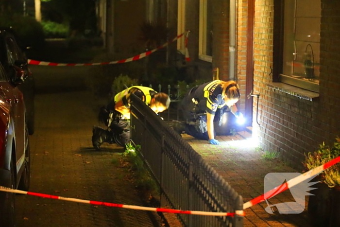 Gat in voordeur door explosie