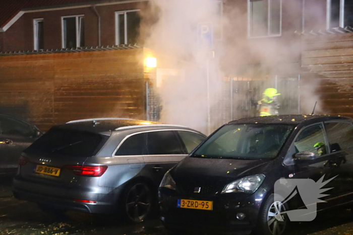 Geparkeerde personenauto totaal verwoest door brand