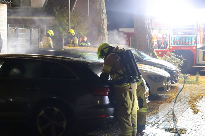 Geparkeerde personenauto totaal verwoest door brand