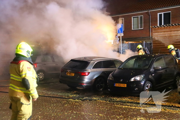 Geparkeerde personenauto totaal verwoest door brand