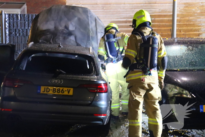 Geparkeerde personenauto totaal verwoest door brand