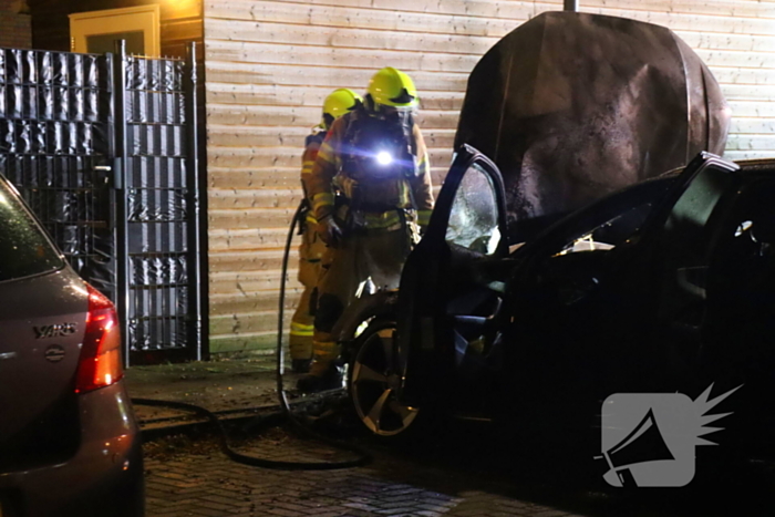 Geparkeerde personenauto totaal verwoest door brand