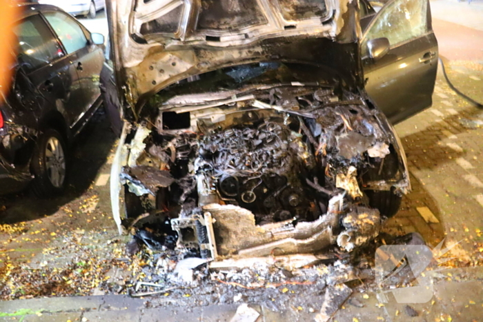 Geparkeerde personenauto totaal verwoest door brand