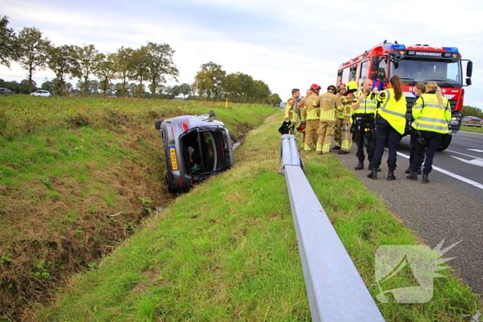 Personenauto belandt op de zijkant in sloot