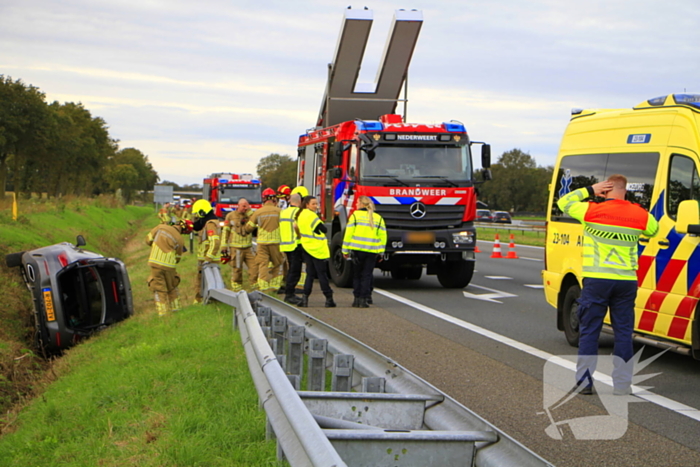 Personenauto belandt op de zijkant in sloot