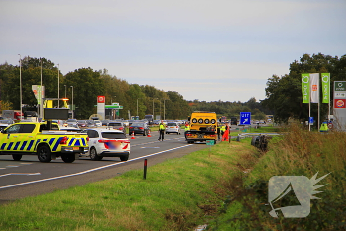 Personenauto belandt op de zijkant in sloot