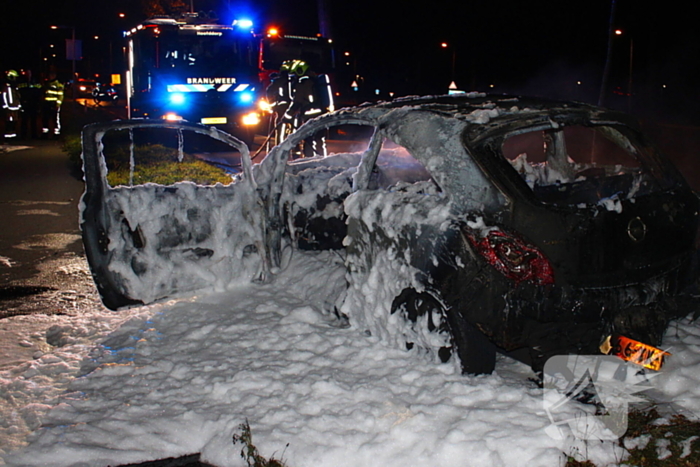 Brand onder motorkap van auto tijdens het rijden