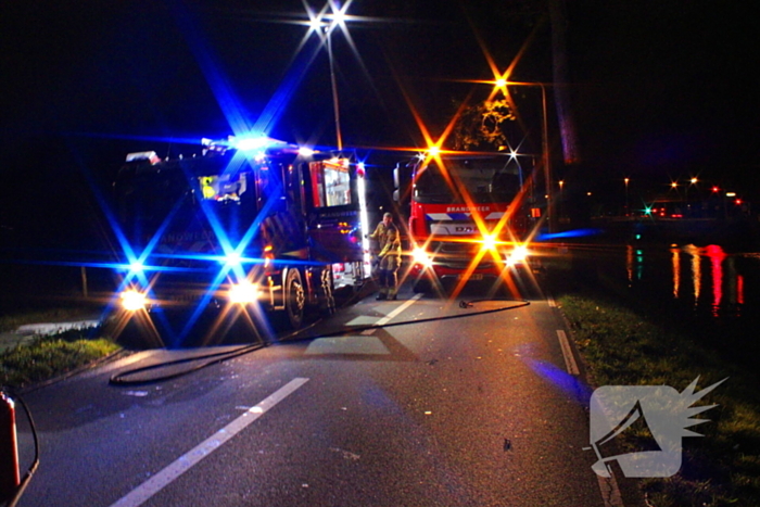 Brand onder motorkap van auto tijdens het rijden