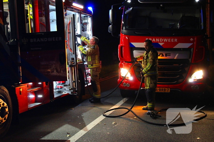 Brand onder motorkap van auto tijdens het rijden