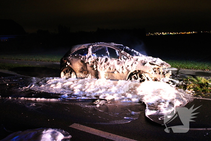 Brand onder motorkap van auto tijdens het rijden